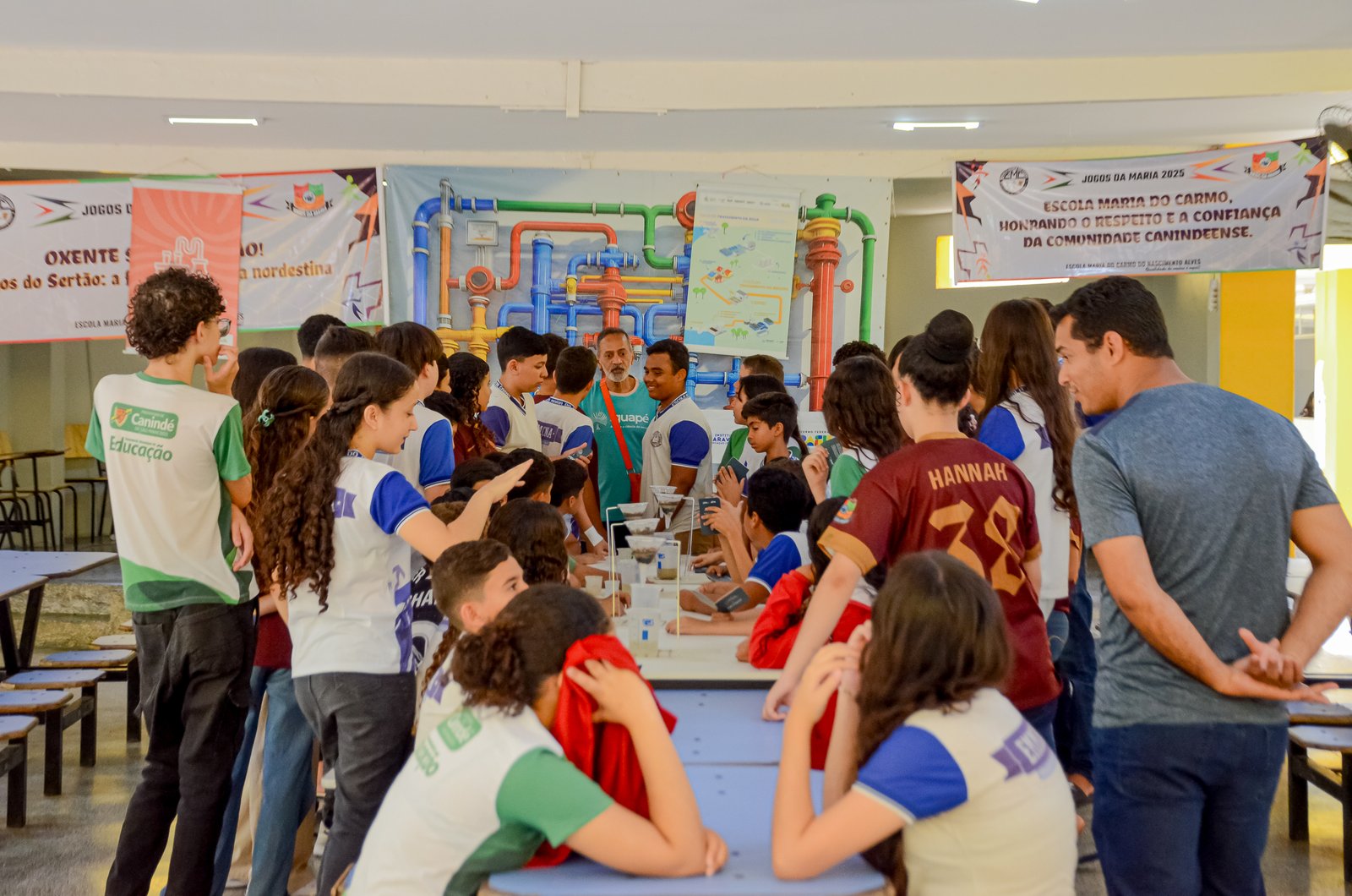 Estudantes em oficina prática com água